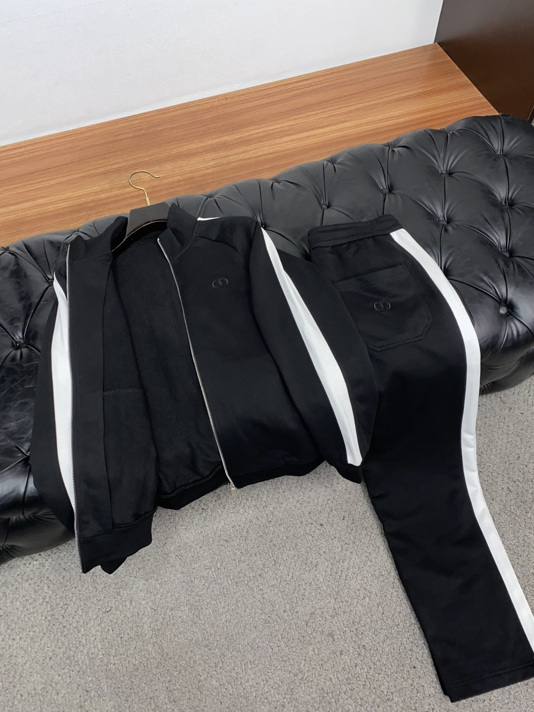 套装 迪奥 休闲运动套装｜纯正老钱松弛感 低调外套+直筒长裤成套搭配 甄选细腻羊毛混纺面料，软糯亲肤，透气有垂感，没有浮