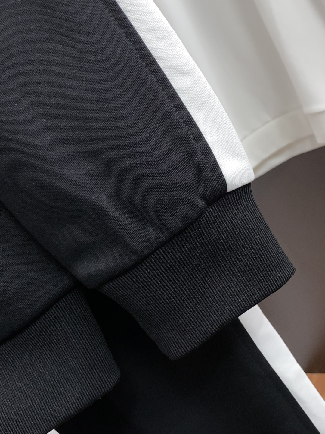 套装 迪奥 休闲运动套装｜纯正老钱松弛感 低调外套+直筒长裤成套搭配 甄选细腻羊毛混纺面料，软糯亲肤，透气有垂感，没有浮