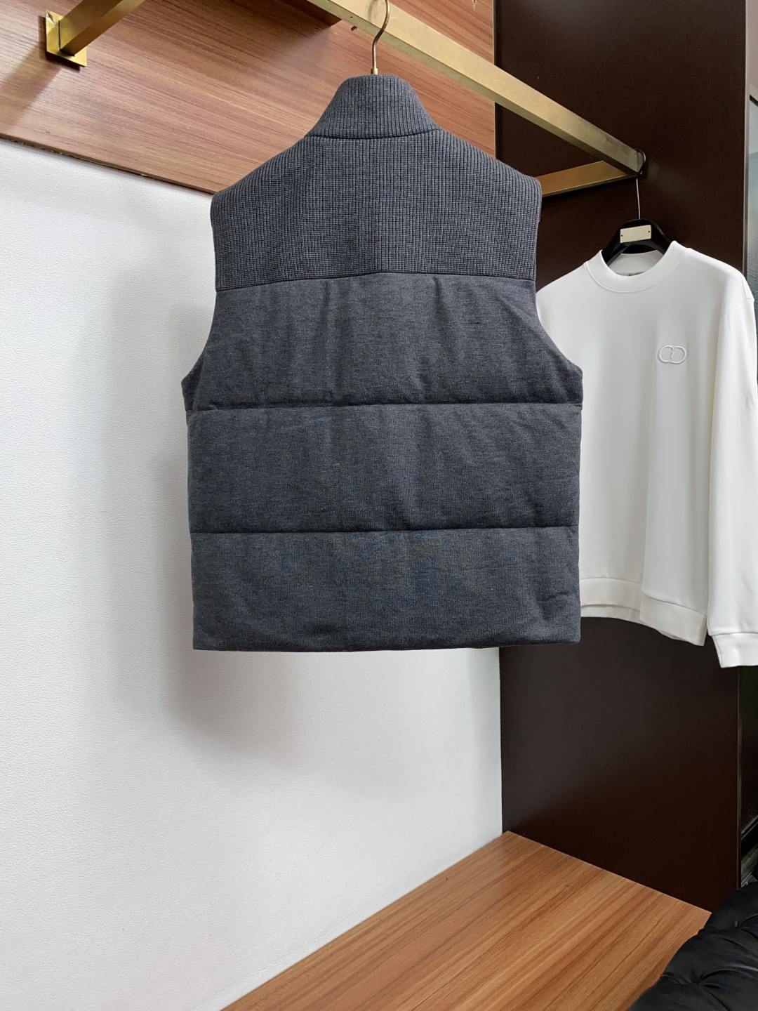 Loro Piana 诺悠翩雅 2026ss秋冬新款发布针织羊毛羽绒马甲夹克外套,秋冬季爆款外套,顶级国标95白鸭绒填冲 Loro Piana 诺悠翩雅 2026ss秋冬新款发布针织羊毛羽绒马甲夹克外套,秋冬季爆款外套,顶级国标95白鸭绒填冲