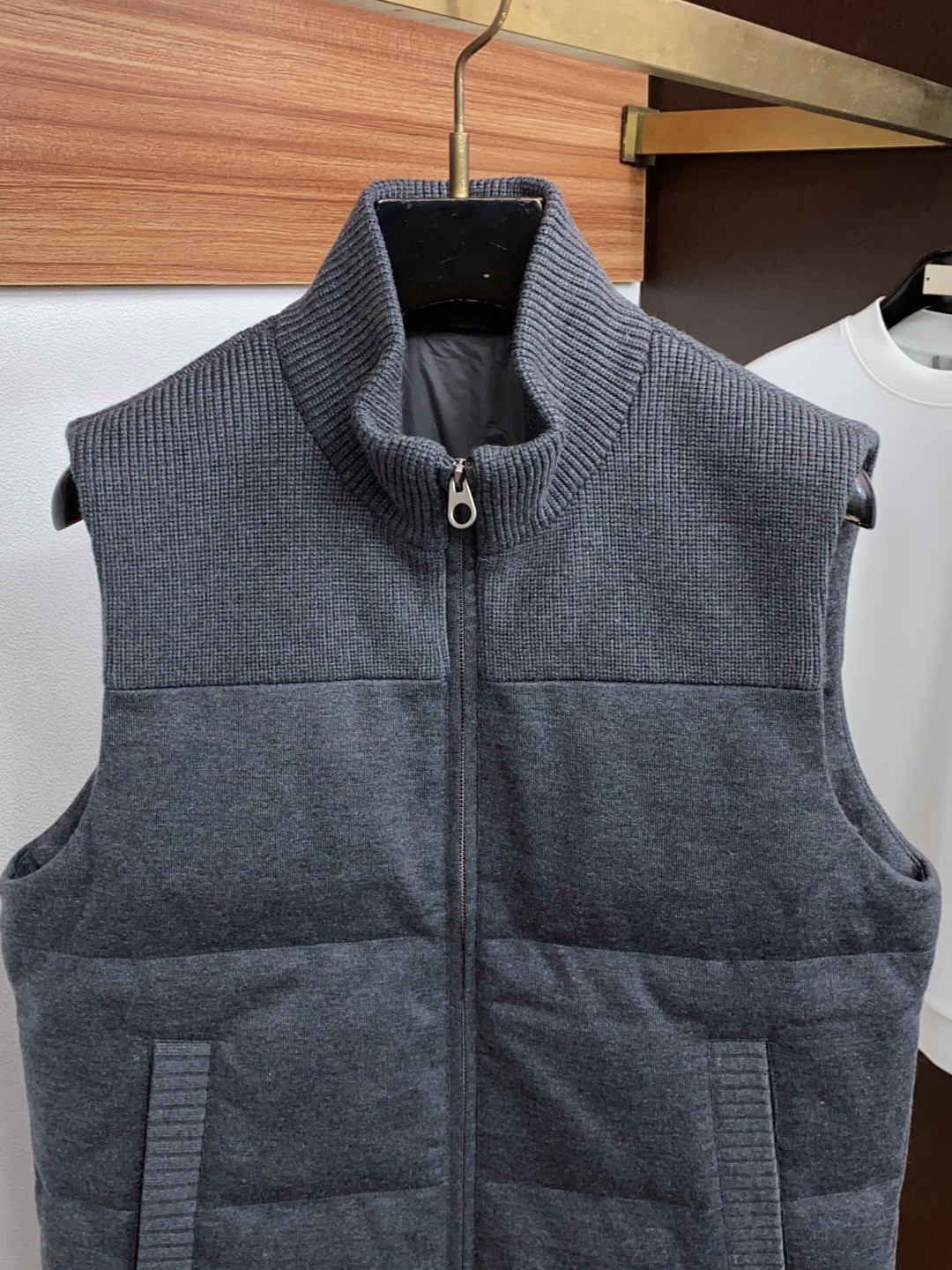 Loro Piana 诺悠翩雅 2026ss秋冬新款发布针织羊毛羽绒马甲夹克外套,秋冬季爆款外套,顶级国标95白鸭绒填冲 Loro Piana 诺悠翩雅 2026ss秋冬新款发布针织羊毛羽绒马甲夹克外套,秋冬季爆款外套,顶级国标95白鸭绒填冲