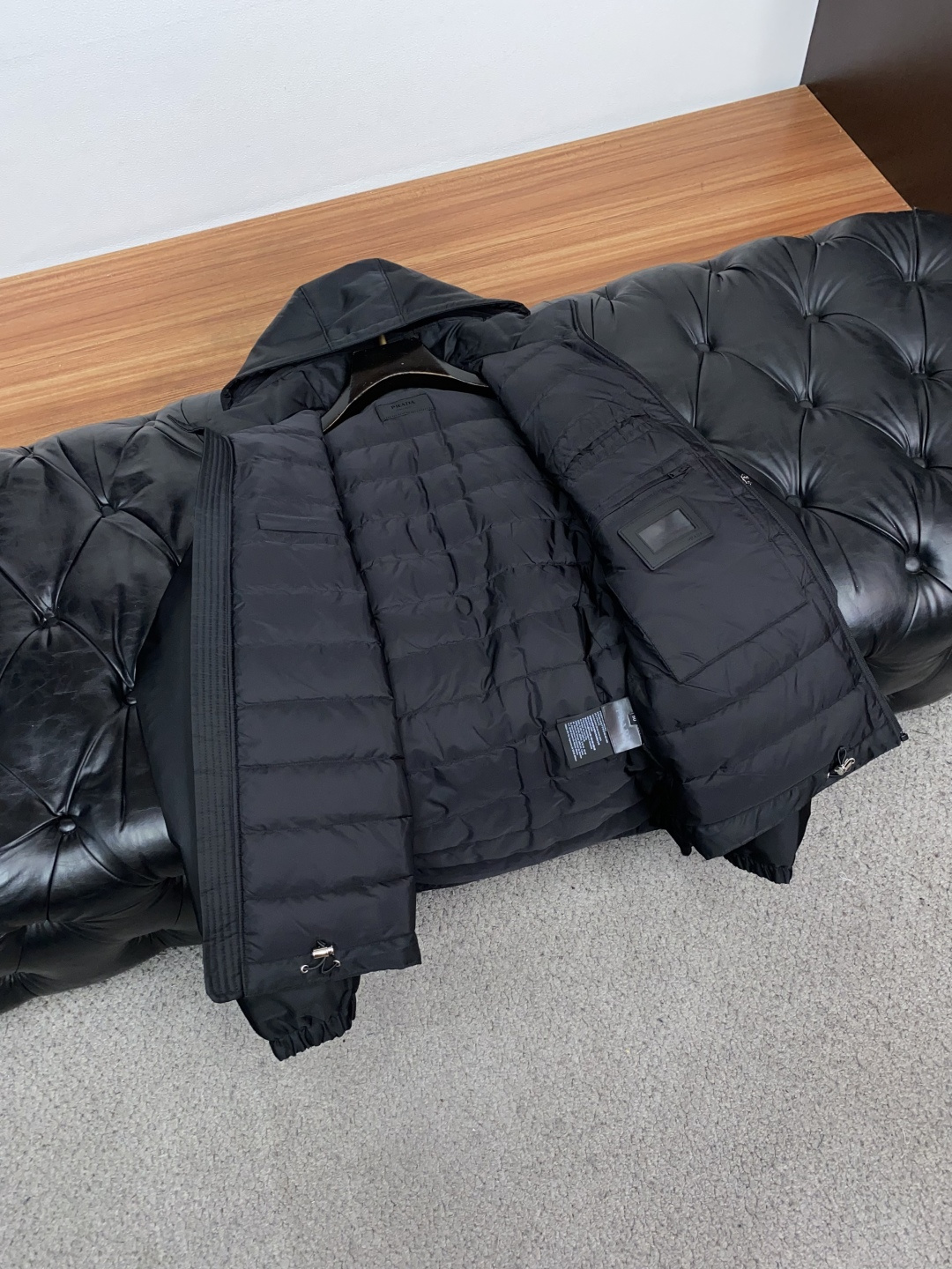 普拉达 羽绒服 2026ss秋冬新款发布定制面料羽绒夹克外套，秋冬季爆款外套，顶级国标95白鸭绒填冲经典设计，穿上就是舒