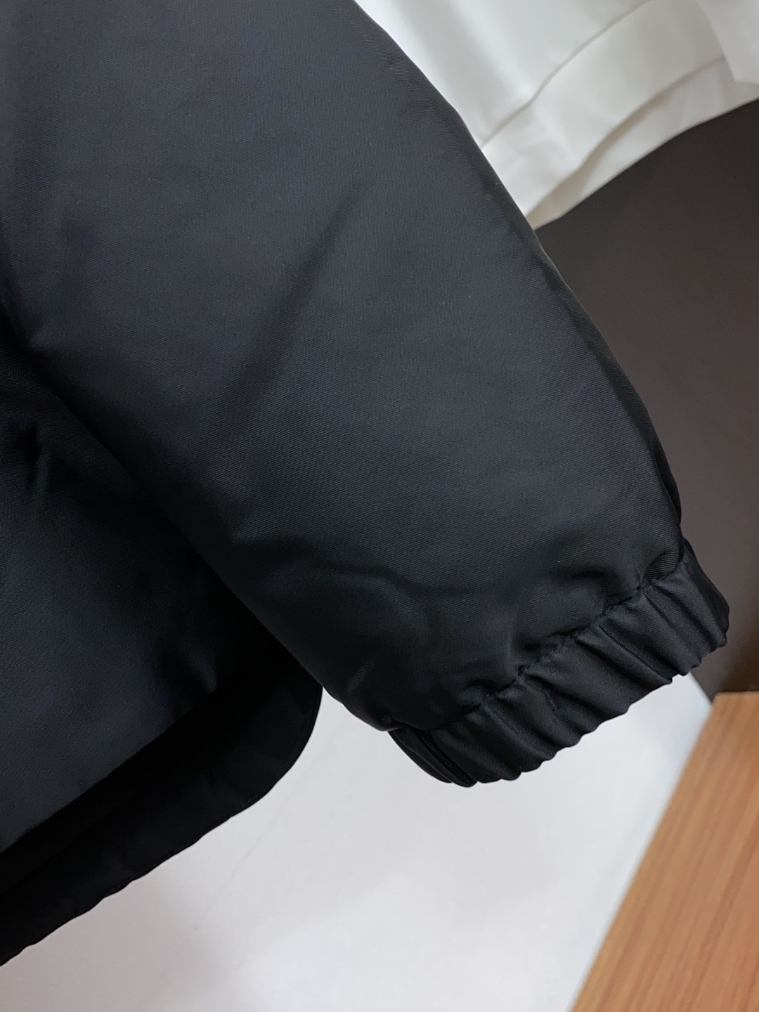 普拉达 羽绒服 2026ss秋冬新款发布定制面料羽绒夹克外套，秋冬季爆款外套，顶级国标95白鸭绒填冲经典设计，穿上就是舒
