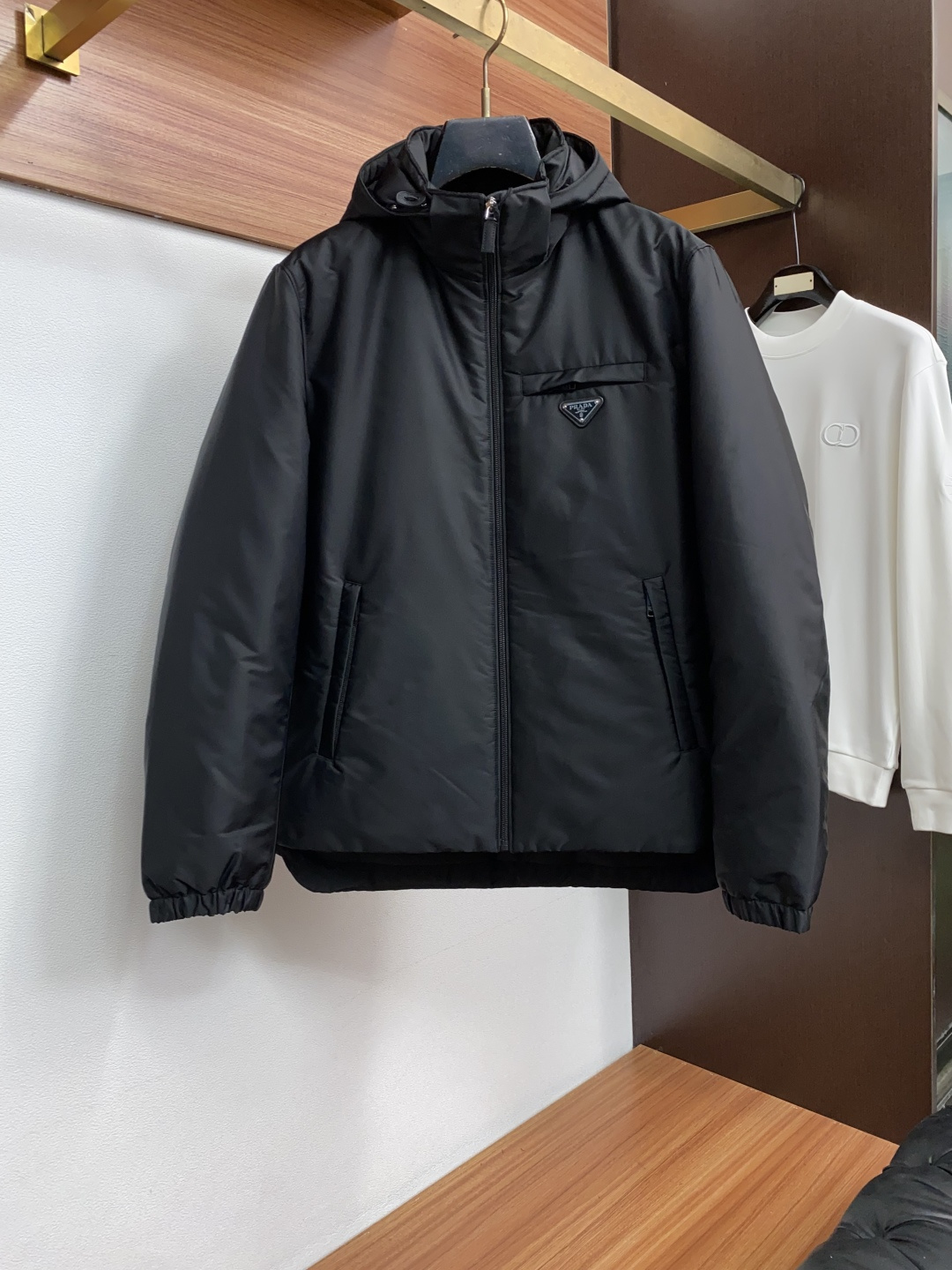 普拉达 羽绒服 2026ss秋冬新款发布定制面料羽绒夹克外套，秋冬季爆款外套，顶级国标95白鸭绒填冲经典设计，穿上就是舒