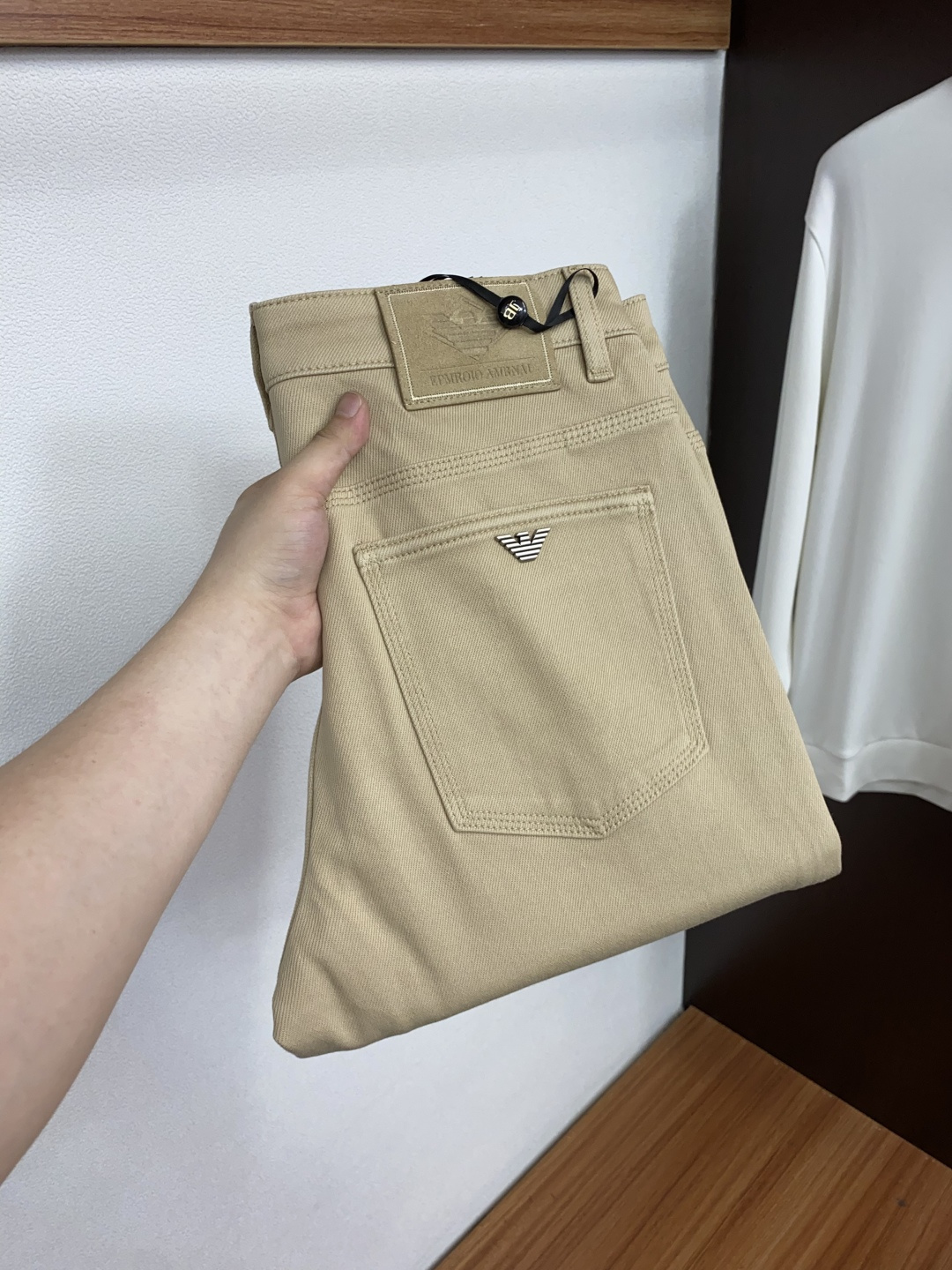 阿玛尼 28-38 2026秋冬新款 牛仔裤 干净利落剪裁，都市风十足 采用精纺面料手感软糯干爽，上身效果挺括有型。五金