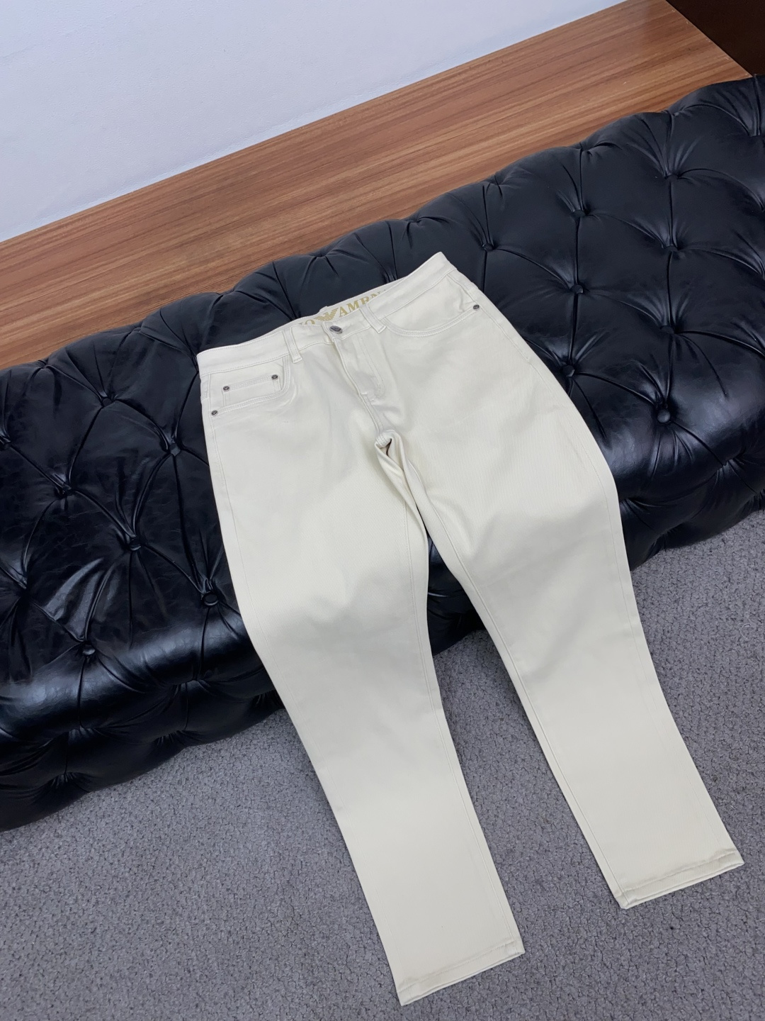 阿玛尼 28-38 2026秋冬新款 牛仔裤 干净利落剪裁，都市风十足 采用精纺面料手感软糯干爽，上身效果挺括有型。五金