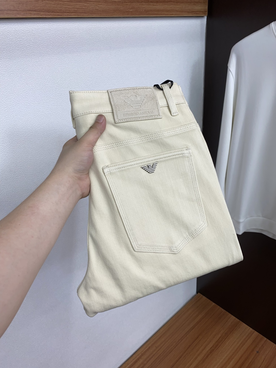 阿玛尼 28-38 2026秋冬新款 牛仔裤 干净利落剪裁，都市风十足 采用精纺面料手感软糯干爽，上身效果挺括有型。五金