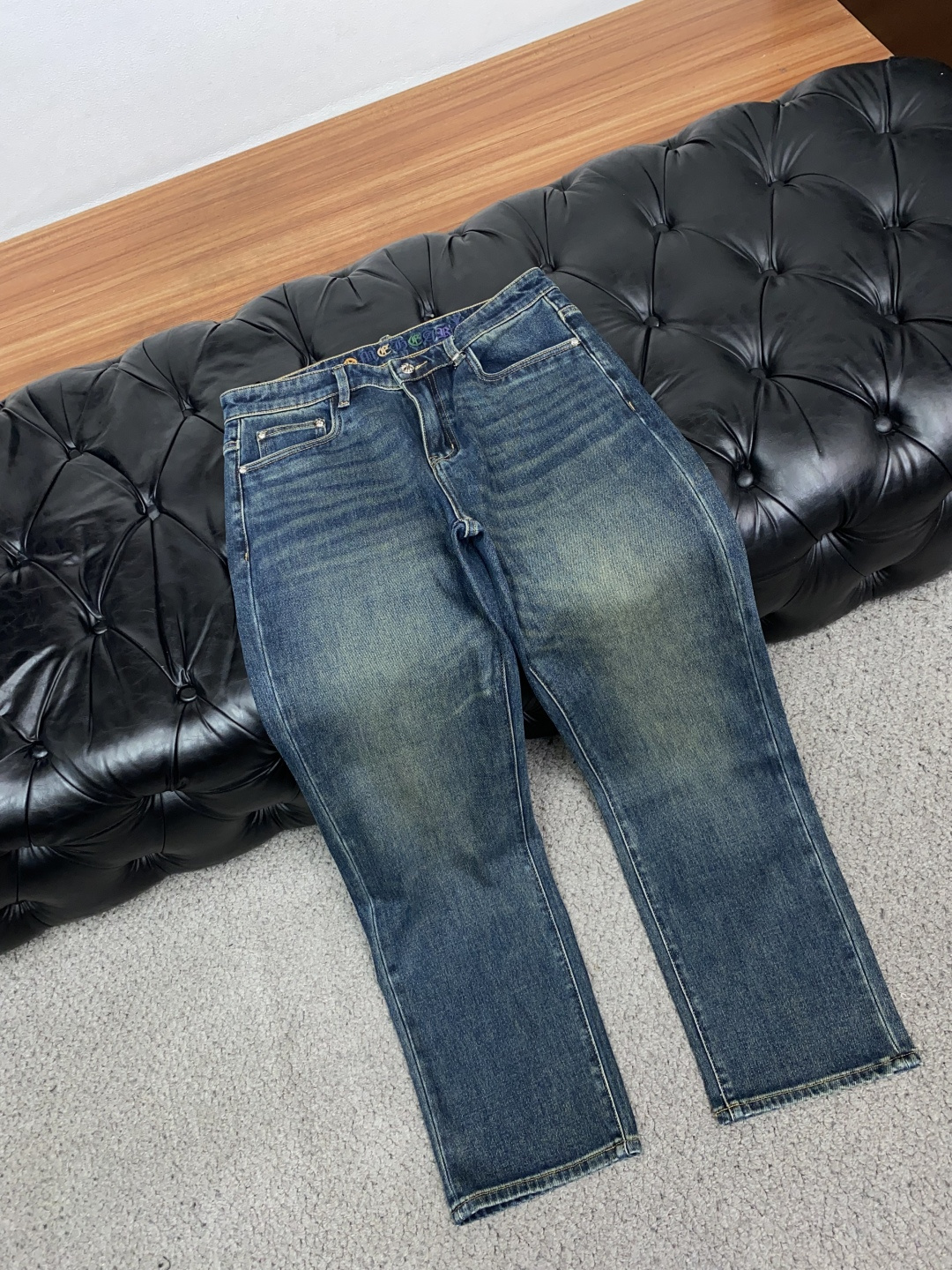 普拉达28-38 2026秋冬新款 牛仔裤 干净利落剪裁，都市风十足 采用精纺面料手感软糯干爽，上身效果挺括有型。五金精