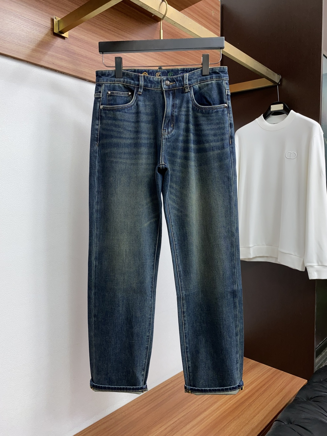 普拉达28-38 2026秋冬新款 牛仔裤 干净利落剪裁，都市风十足 采用精纺面料手感软糯干爽，上身效果挺括有型。五金精