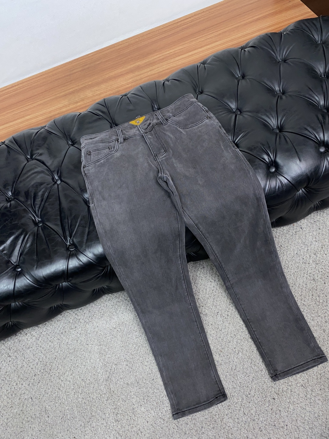 普拉达 28-38 2026秋冬新款 牛仔裤 干净利落剪裁，都市风十足 采用精纺面料手感软糯干爽，上身效果挺括有型。五金