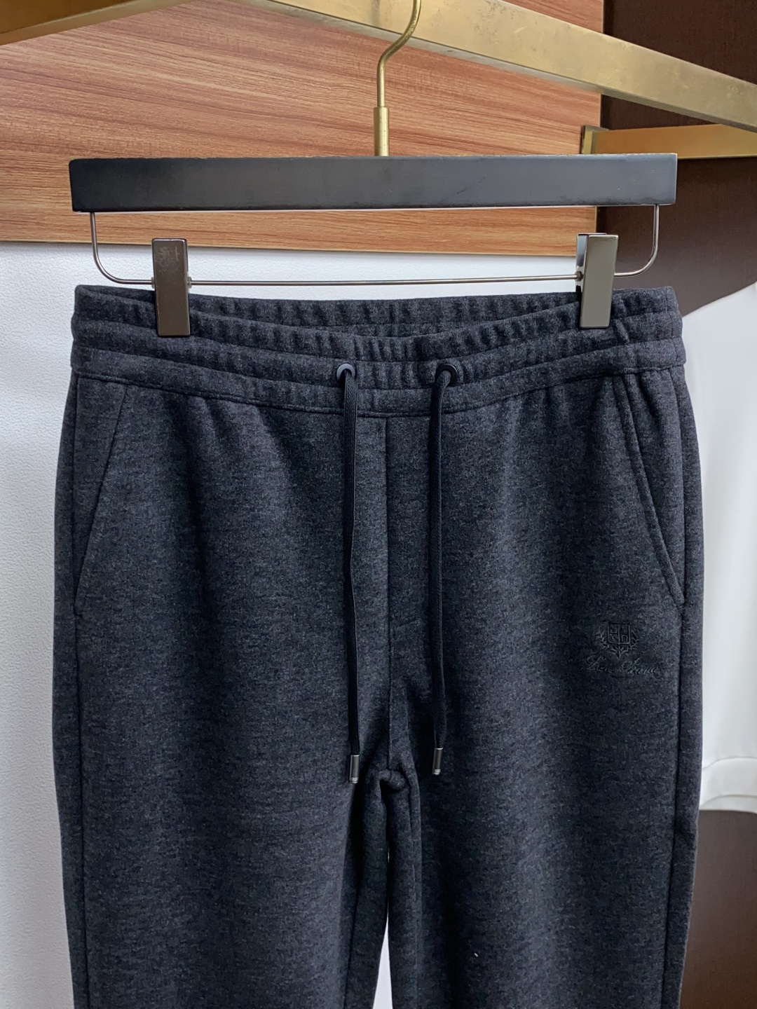 Loro Piana诺悠翩雅 26秋冬新品 原单男士羊毛休闲裤 弹力面料每季必出的类型，无需质疑的热卖王牌单品，符合四季