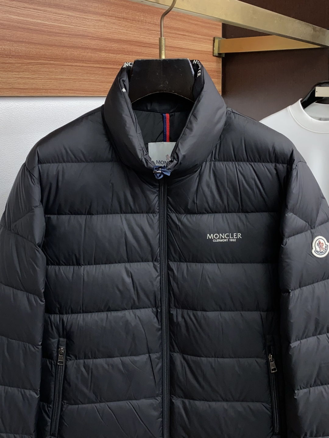 蒙口 M-3xL 经典款顶级羽绒服 专柜同款品质，殿堂级经典系列，男女同款！ 高级哑光面料，拒绝亮面廉价感，立领设计，拉