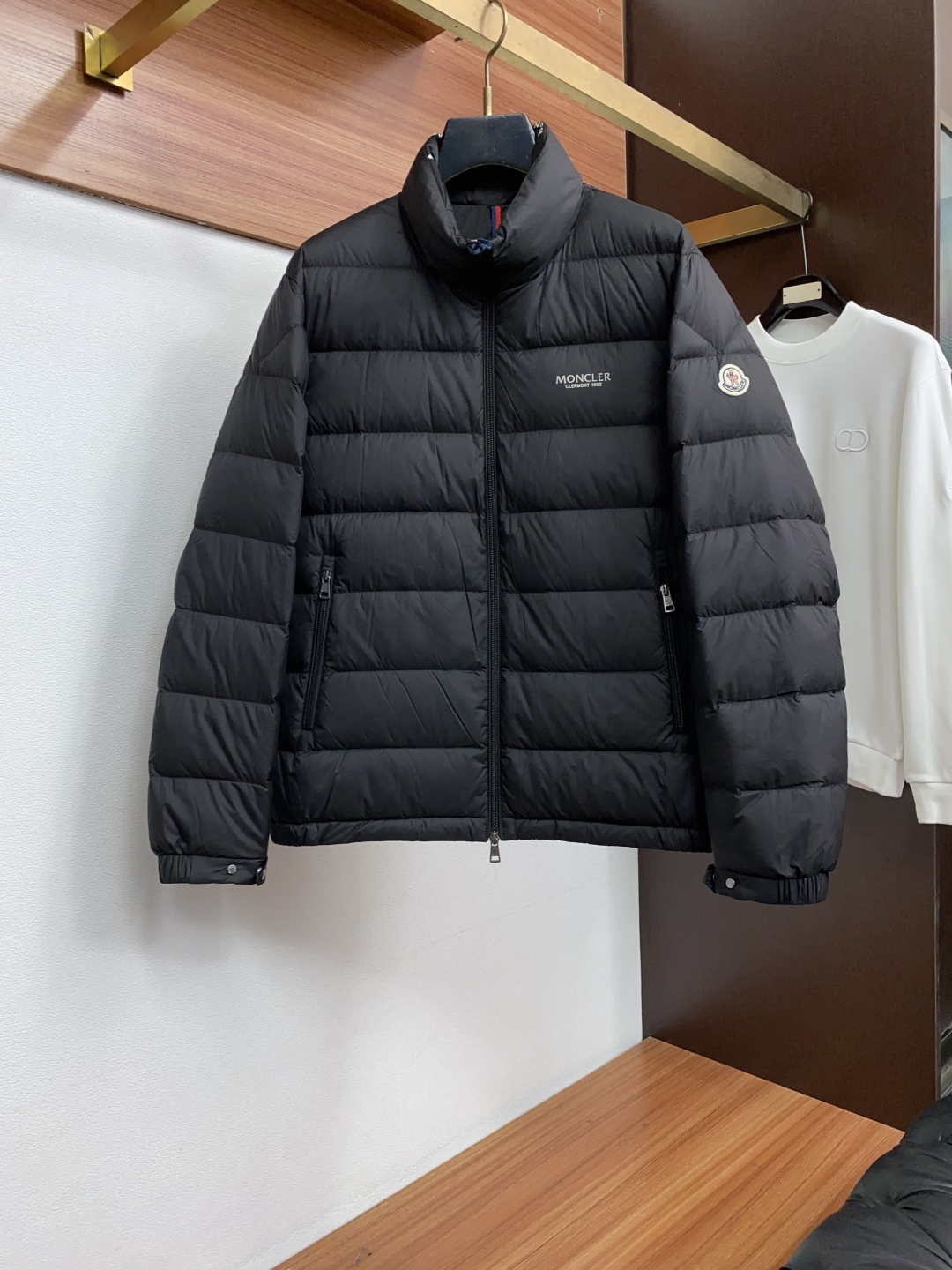 蒙口 M-3xL 经典款顶级羽绒服 专柜同款品质，殿堂级经典系列，男女同款！ 高级哑光面料，拒绝亮面廉价感，立领设计，拉