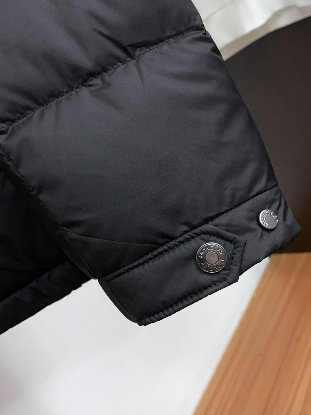蒙口 M-3xL 经典款顶级羽绒服 专柜同款品质，殿堂级经典系列，男女同款！ 高级哑光面料，拒绝亮面廉价感，立领设计，拉