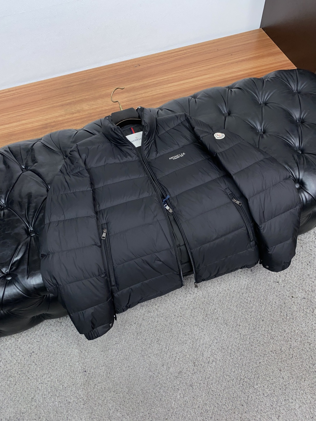蒙口 M-3xL 经典款顶级羽绒服 专柜同款品质，殿堂级经典系列，男女同款！ 高级哑光面料，拒绝亮面廉价感，立领设计，拉
