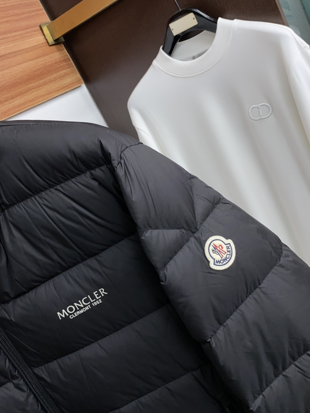 蒙口 M-3xL 经典款顶级羽绒服 专柜同款品质，殿堂级经典系列，男女同款！ 高级哑光面料，拒绝亮面廉价感，立领设计，拉