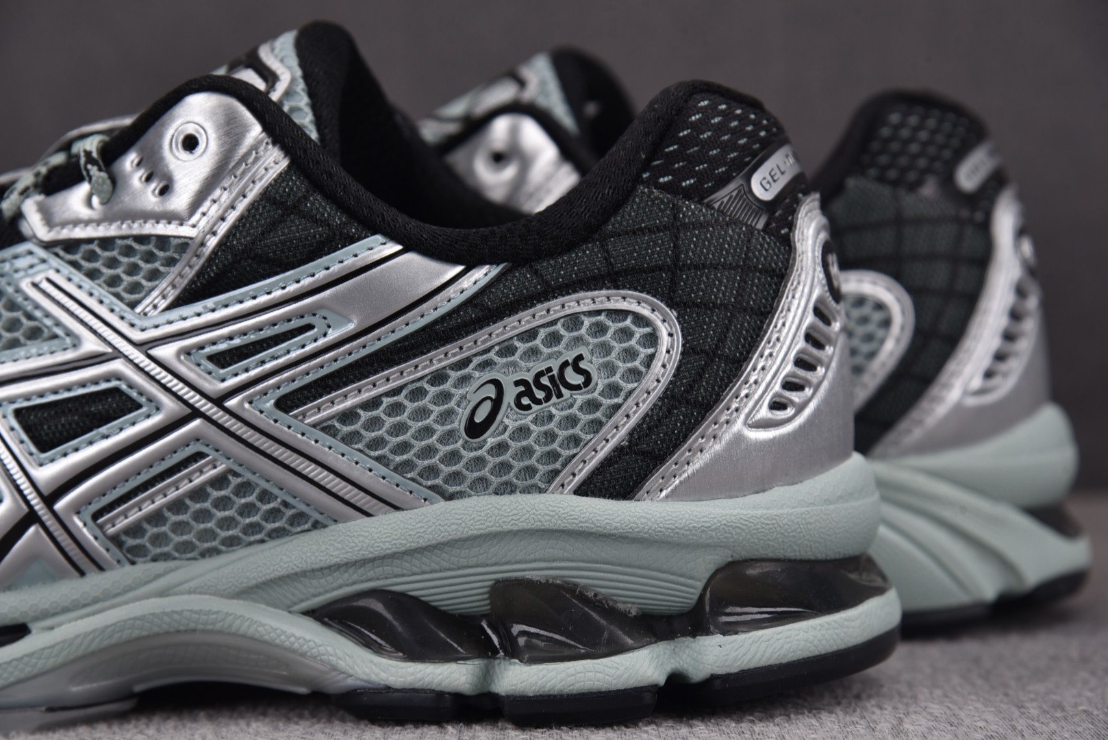 ASICS 尺码36-46

纯原版出品-ASICS Gel-Nimbus 10.1 Ocean Haz