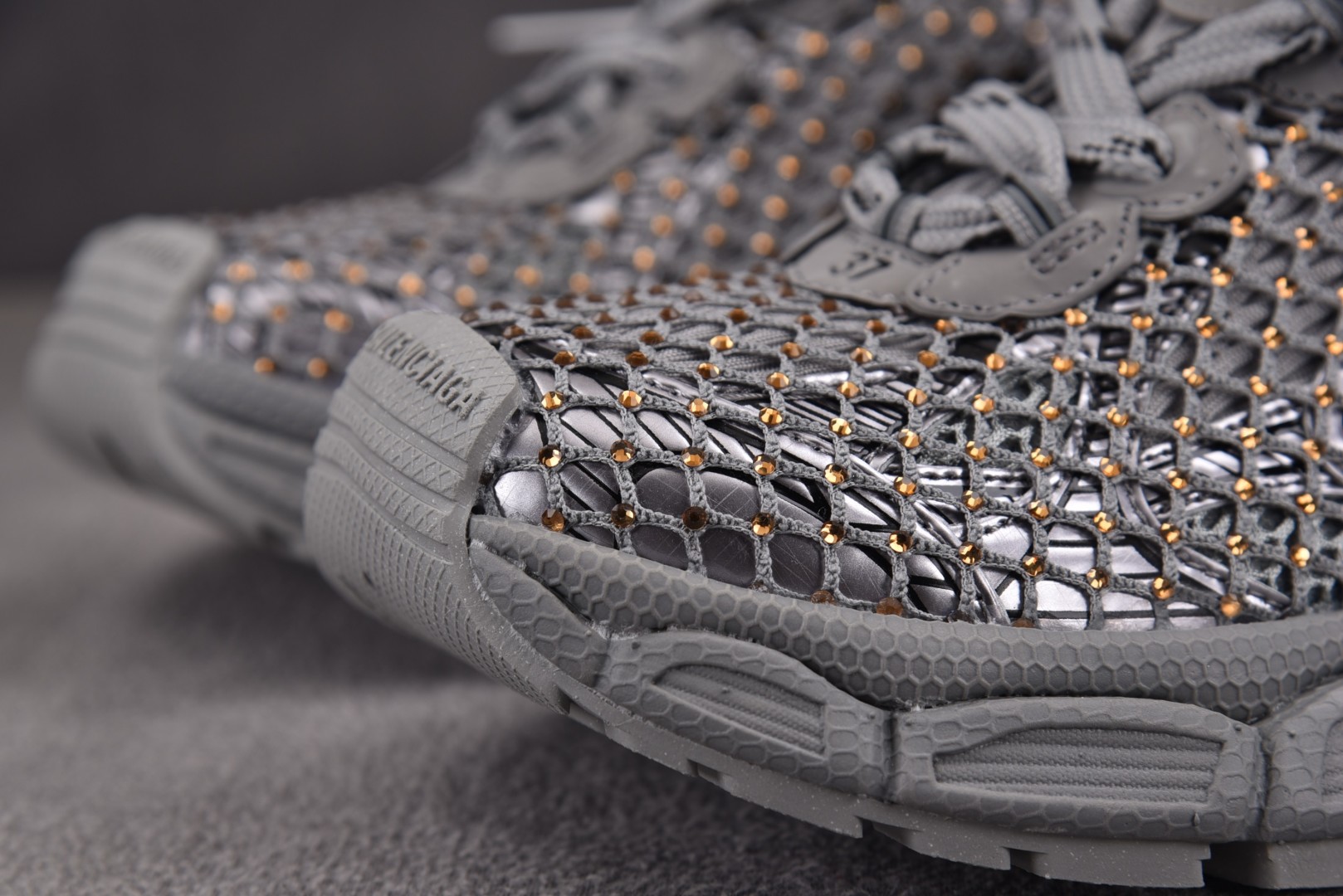 巴黎3XL 尺码35-46

纯原版出品-Balenciaga 3XL Fishnet Grey Cry