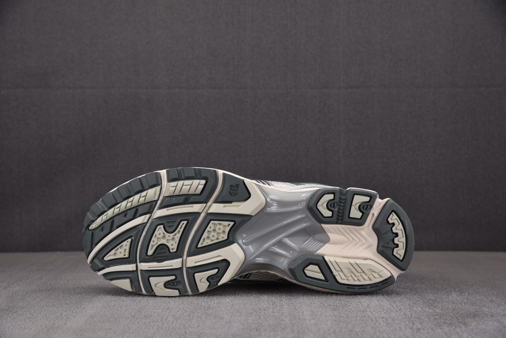 ASICS12.1 尺码36-45

纯原版出品-ASICS Gel-Kayano 14 Birch D
