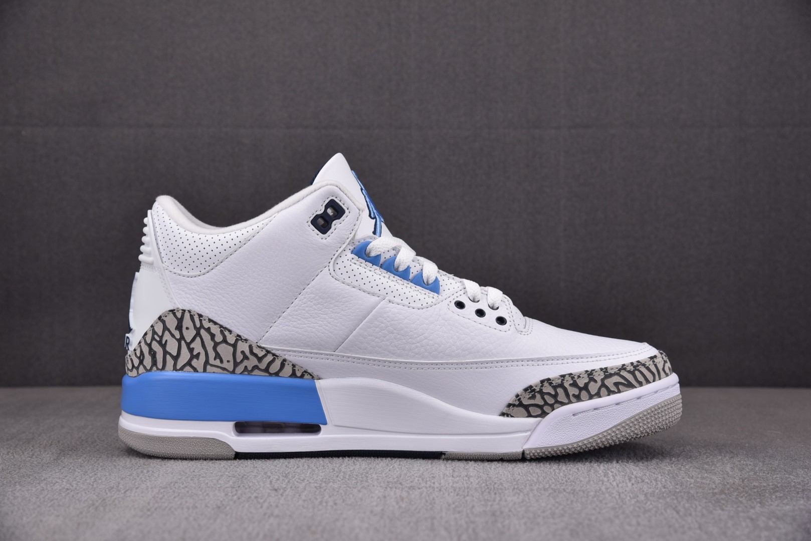AJ3北卡蓝 尺码36-48.5

纯原出品-Air Jordan 3 Retro UNC 北卡蓝 CT