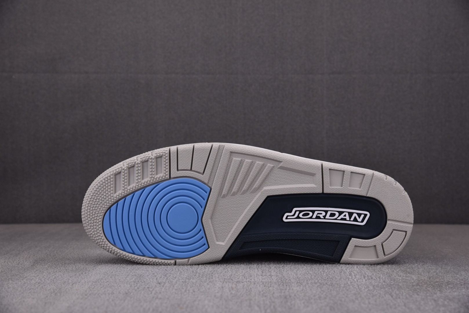 AJ3北卡蓝 尺码36-48.5

纯原出品-Air Jordan 3 Retro UNC 北卡蓝 CT