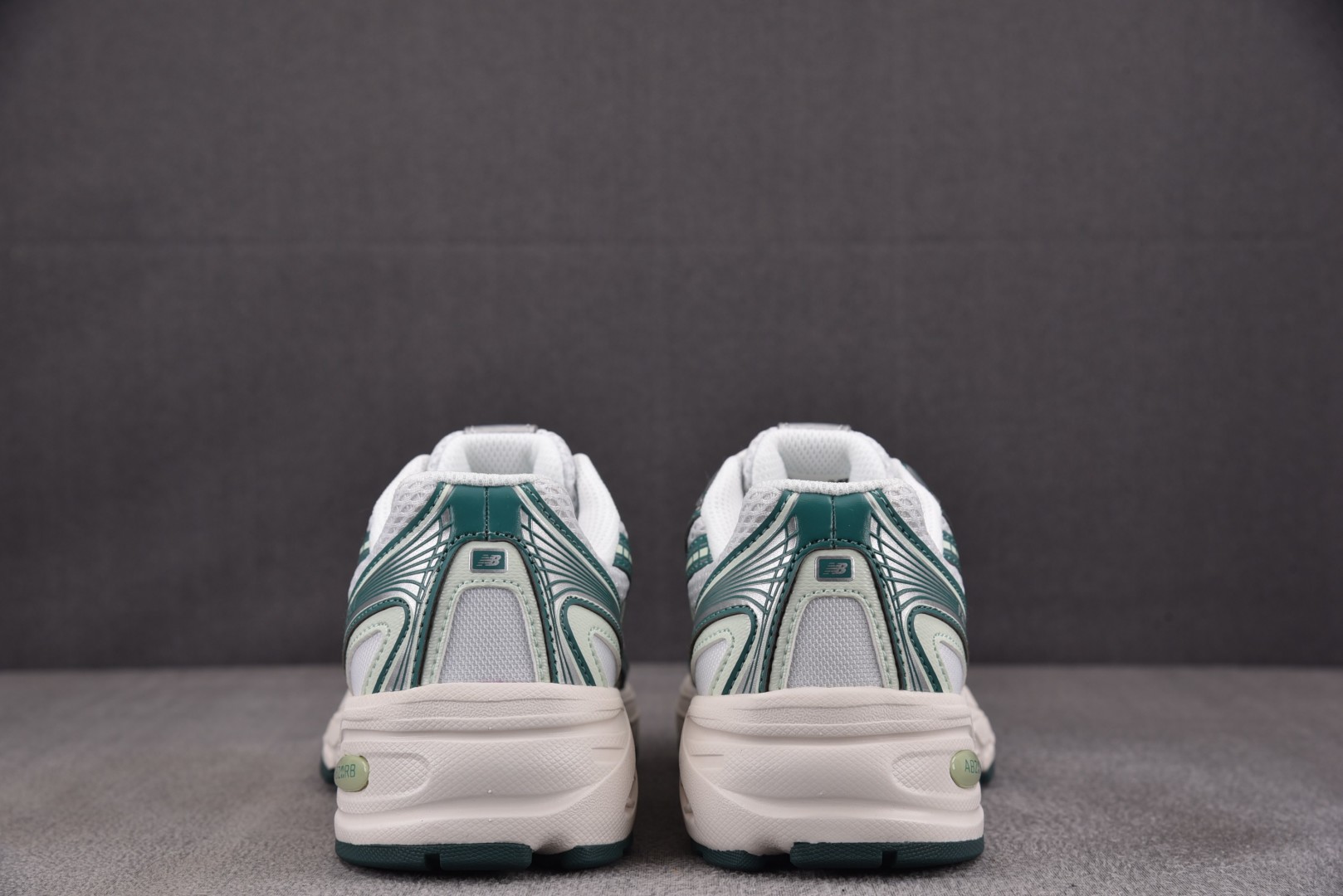 NB新百伦 尺码36-44.5

纯原出品-New Balance 740v2 White Marsh 