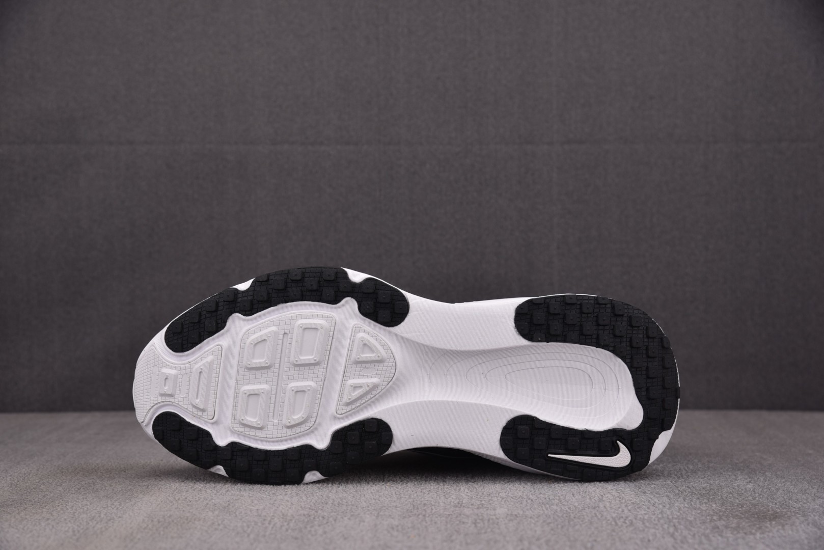 Zoom 尺码35.5-45

纯原版出品-Air Zoom Vomero 18 登月18 2025新款