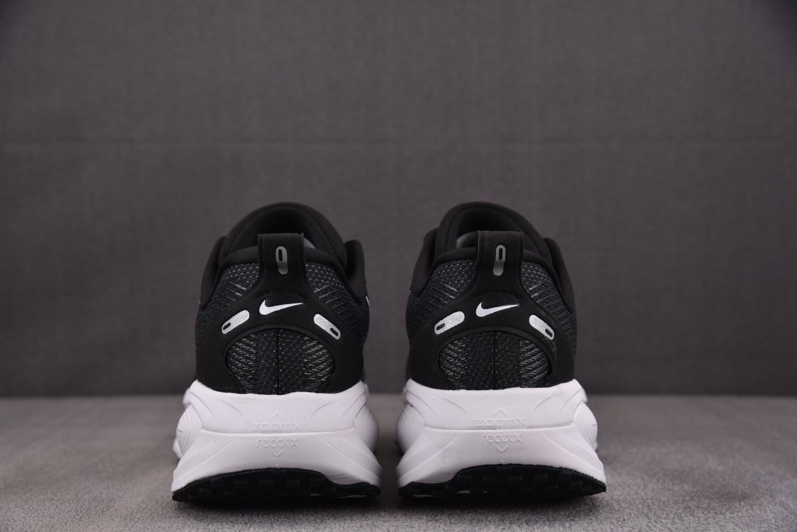 Zoom 尺码35.5-45

纯原版出品-Air Zoom Vomero 18 登月18 2025新款