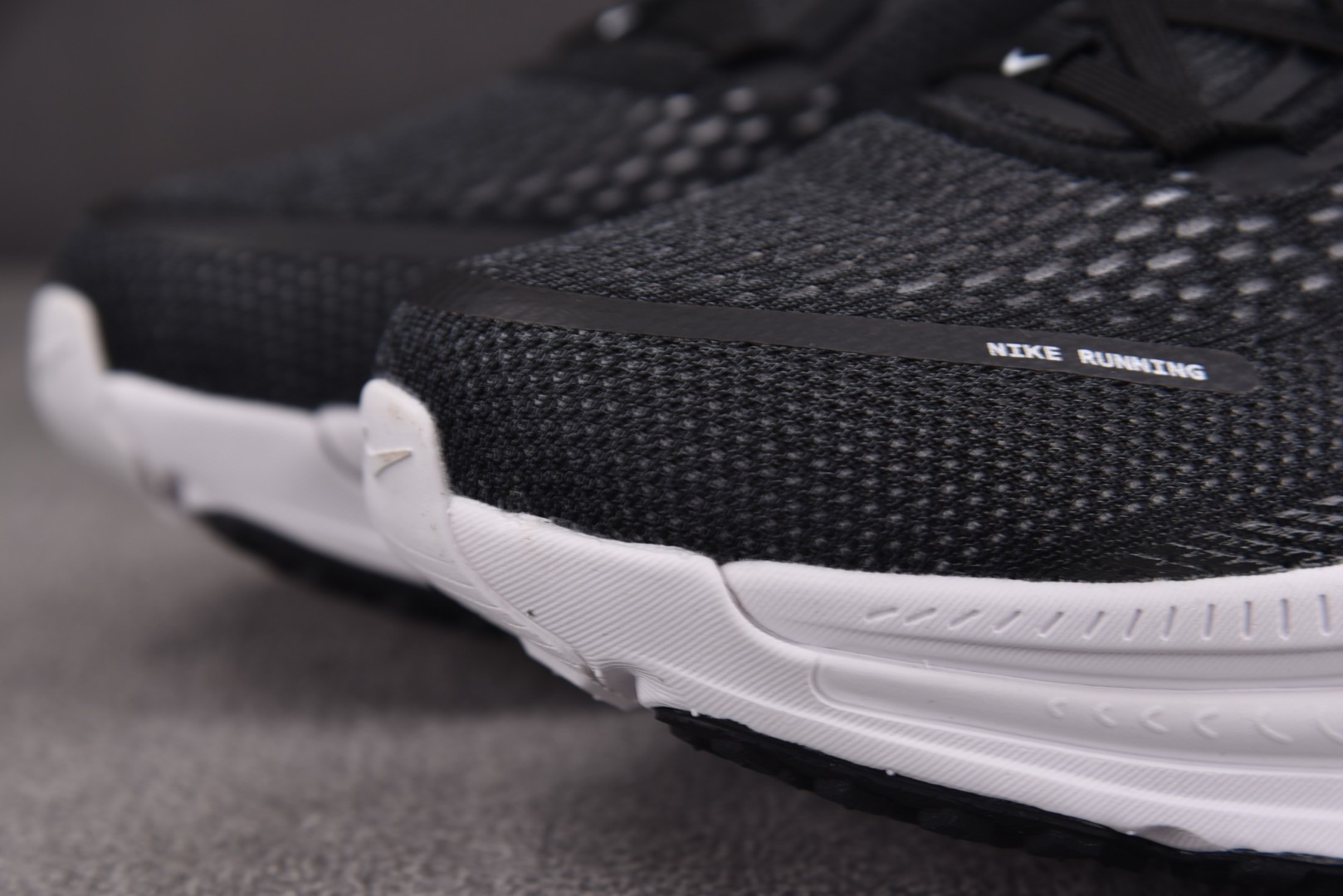Zoom 尺码35.5-45

纯原版出品-Air Zoom Vomero 18 登月18 2025新款