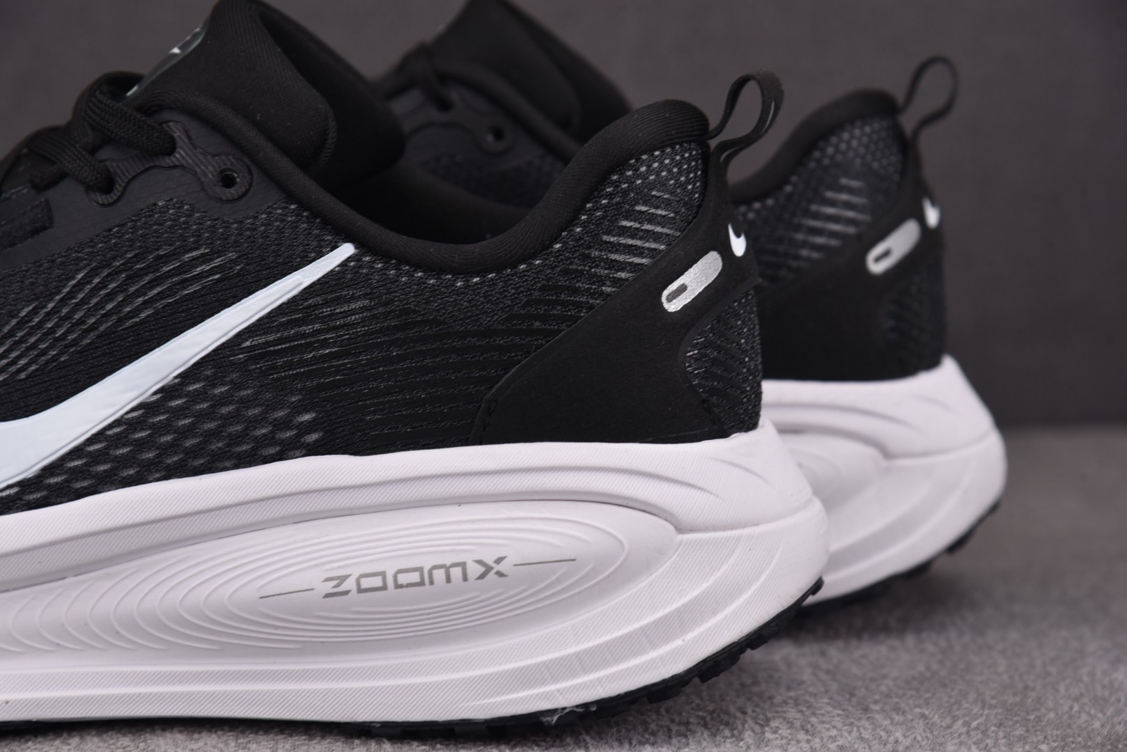 Zoom 尺码35.5-45

纯原版出品-Air Zoom Vomero 18 登月18 2025新款