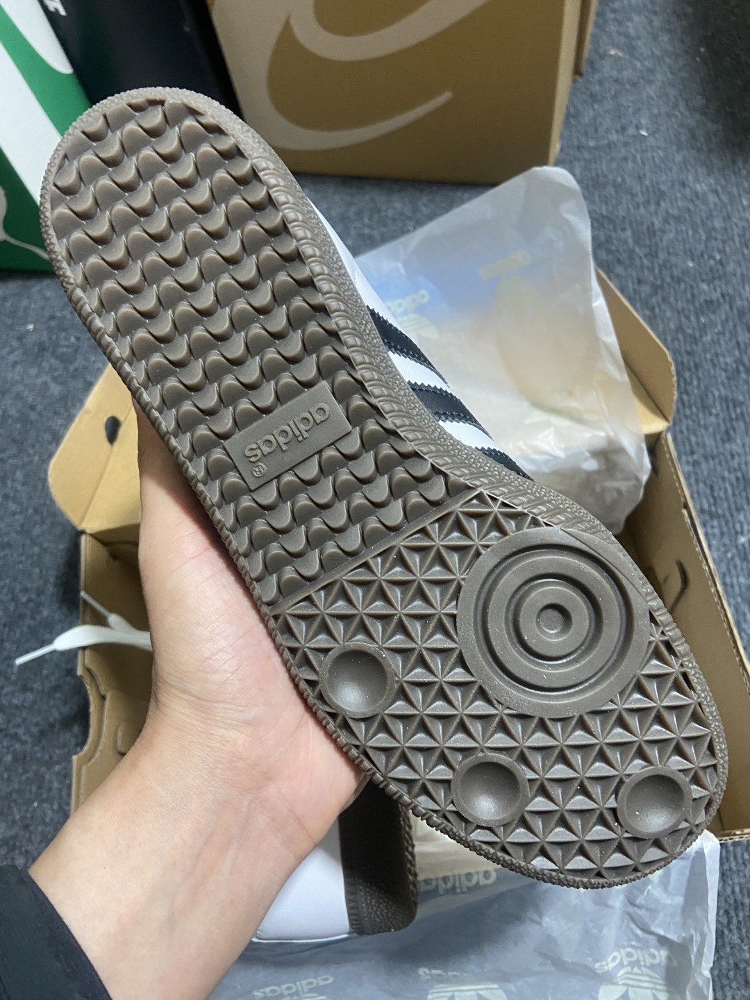  纯原
原厂皮批次桑巴Samba黑白灰第二轮补货！原鬼佬订单正单批次（换标即是正品）！此番投入市场！让你