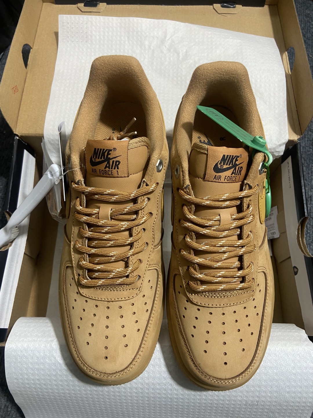 
纯原级别 Nike Air Force 1 Low 原厂冲刀皮料切割干净 无任何毛边 清洁度细节完美 