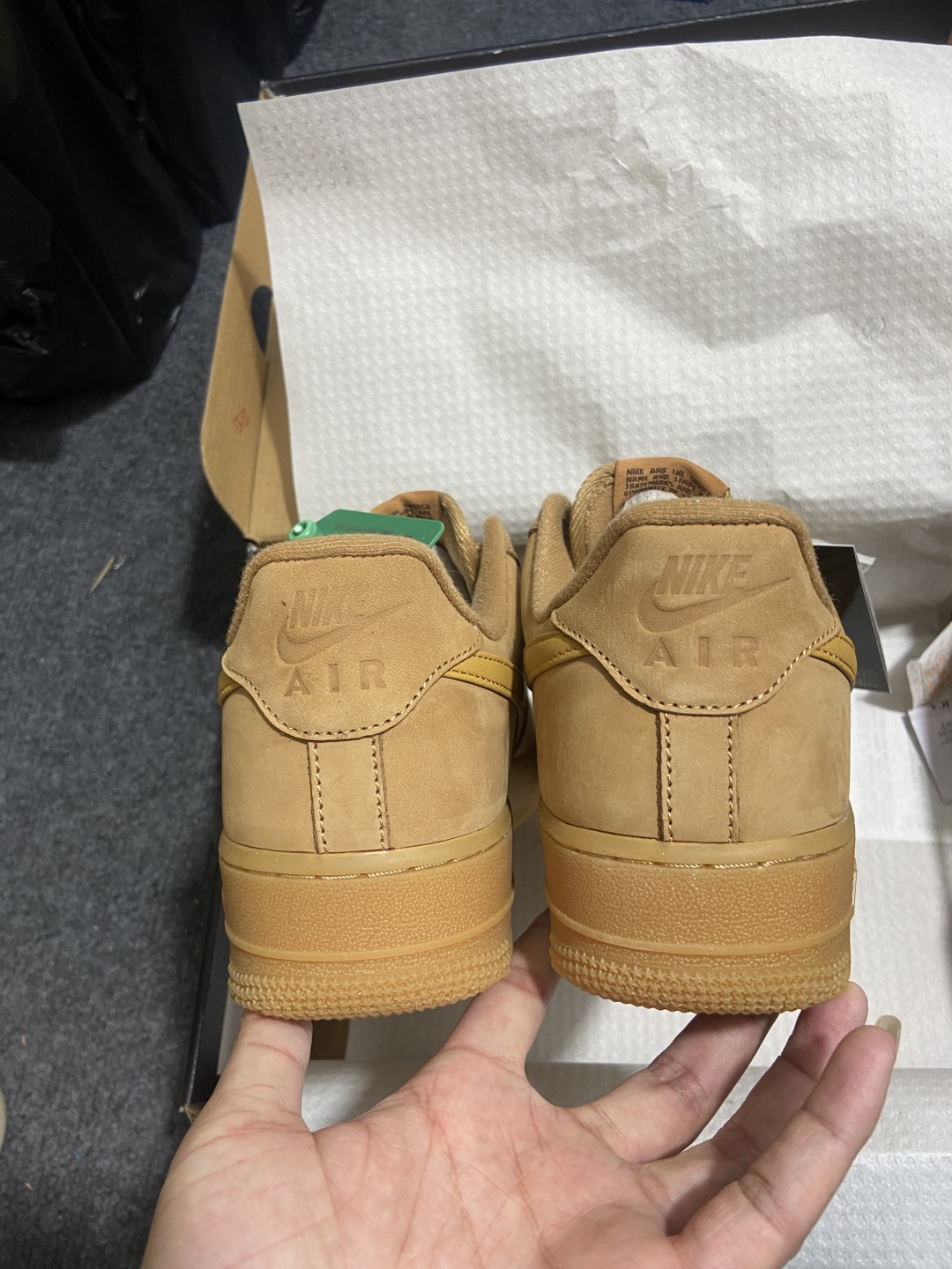 
纯原级别 Nike Air Force 1 Low 原厂冲刀皮料切割干净 无任何毛边 清洁度细节完美 