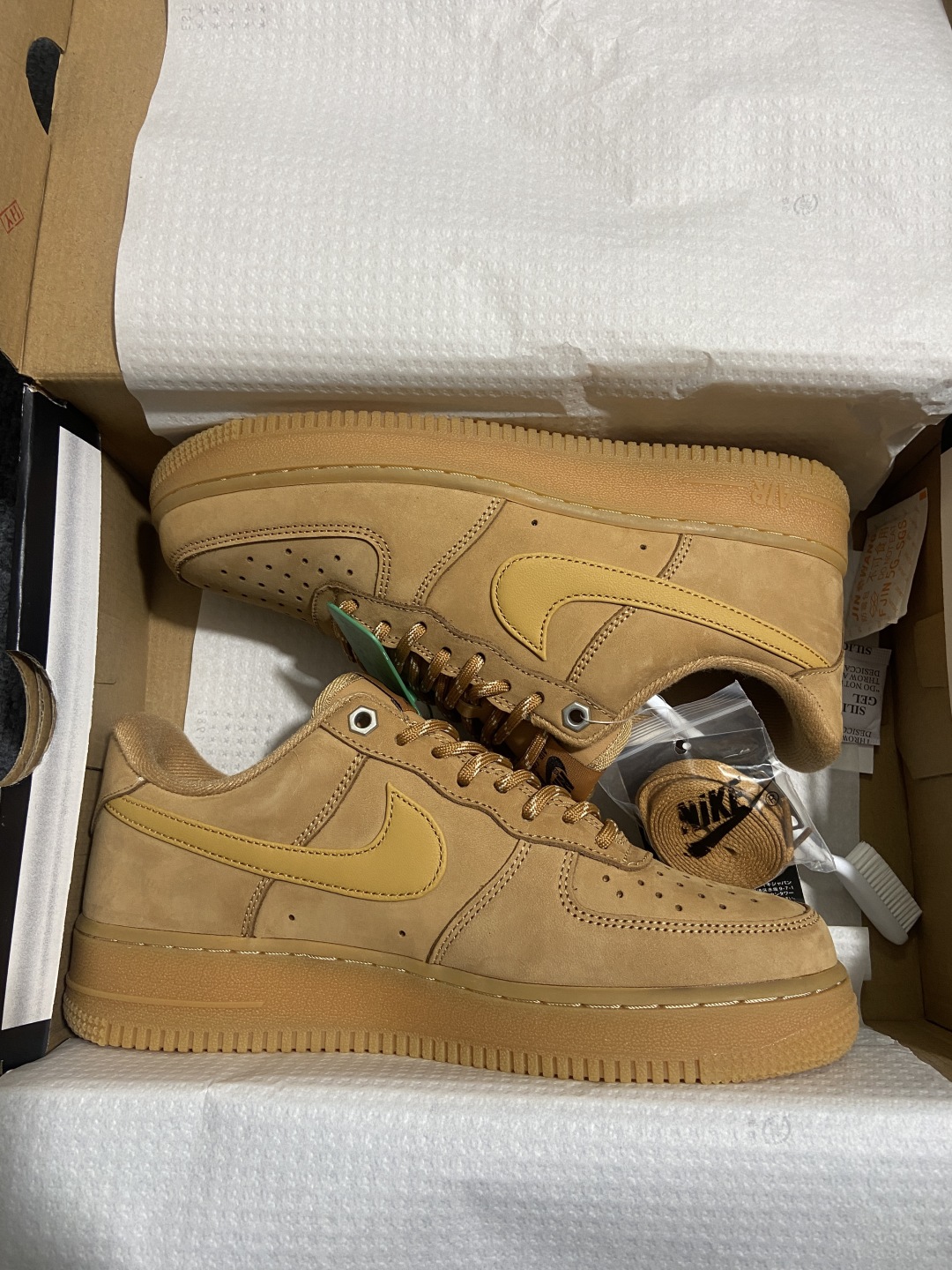 
纯原级别 Nike Air Force 1 Low 原厂冲刀皮料切割干净 无任何毛边 清洁度细节完美 