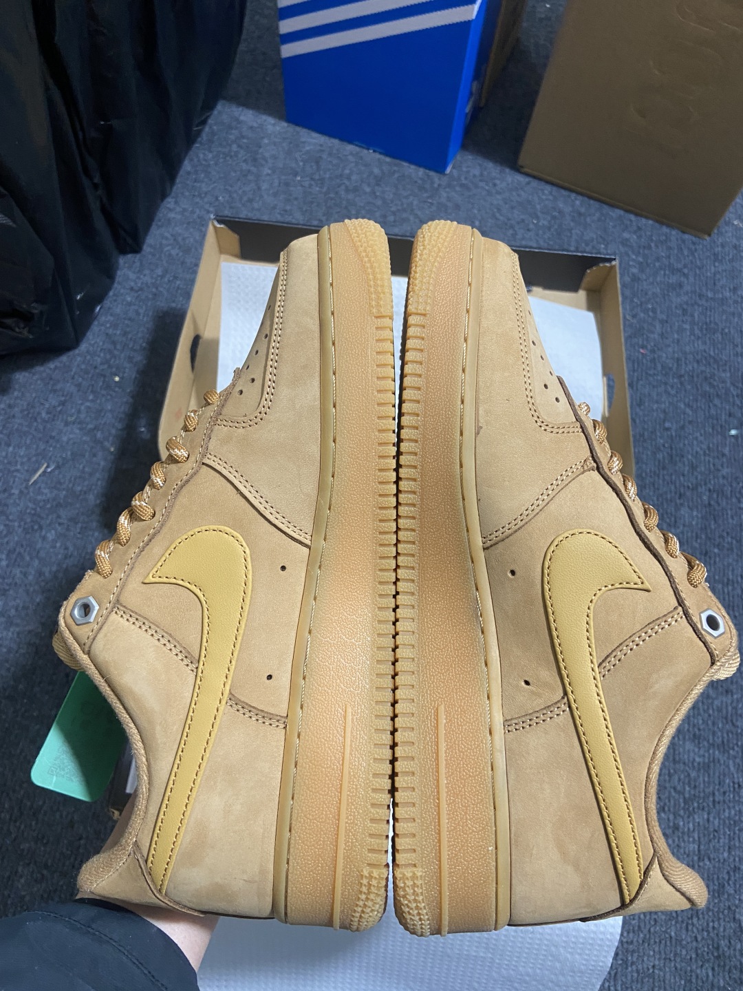 
纯原级别 Nike Air Force 1 Low 原厂冲刀皮料切割干净 无任何毛边 清洁度细节完美 