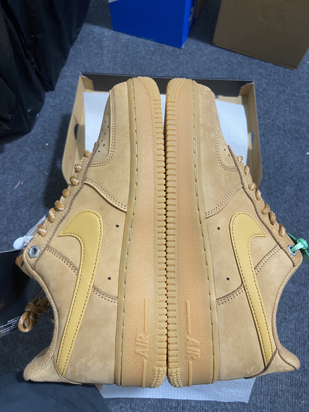 
纯原级别 Nike Air Force 1 Low 原厂冲刀皮料切割干净 无任何毛边 清洁度细节完美 