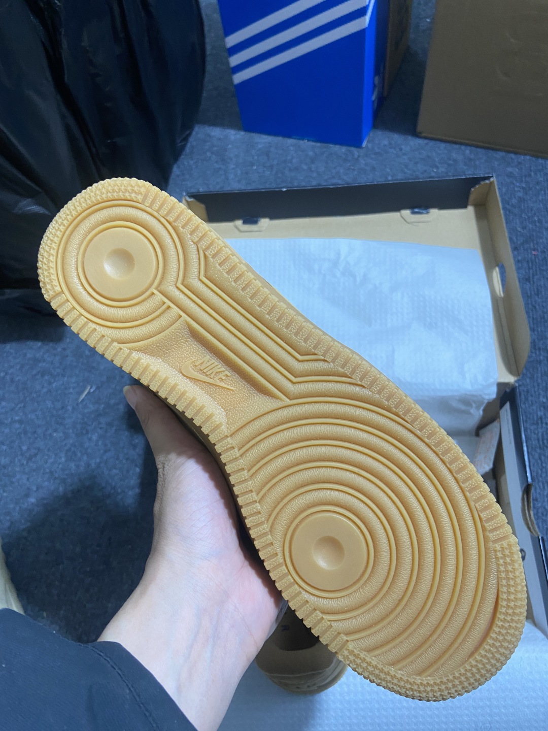 
纯原级别 Nike Air Force 1 Low 原厂冲刀皮料切割干净 无任何毛边 清洁度细节完美 