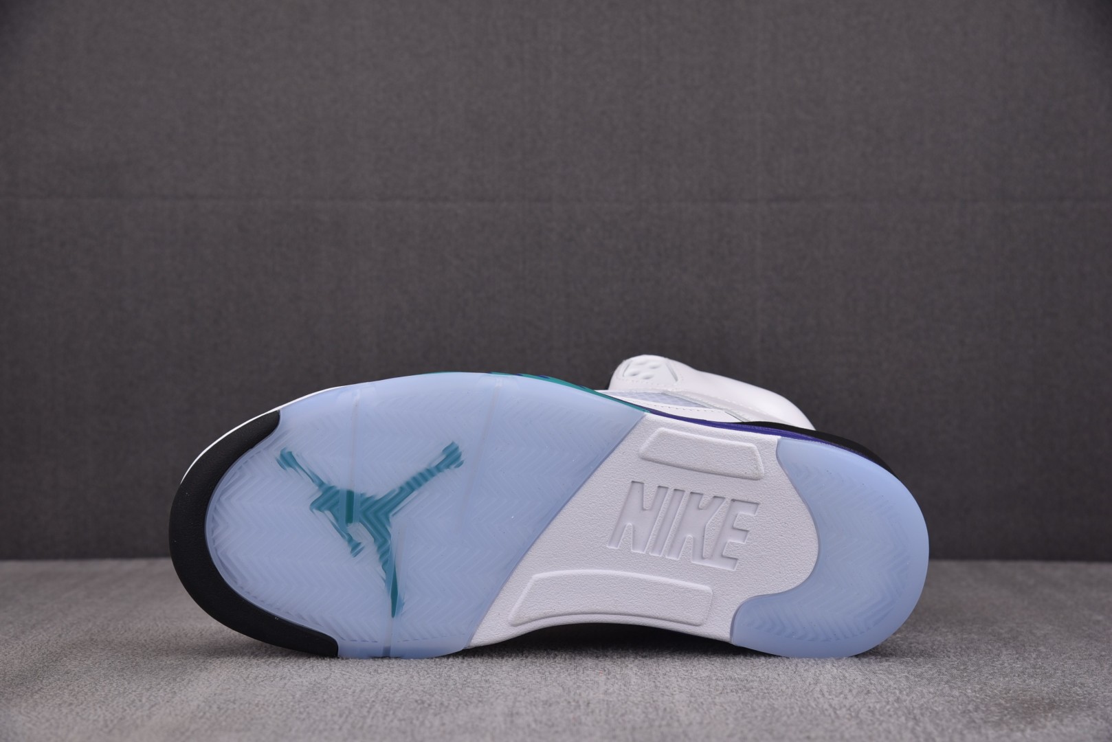 AJ5白紫 尺码40-47.5

纯原版出品-Air Jordan 5 Retro 2025 Grape