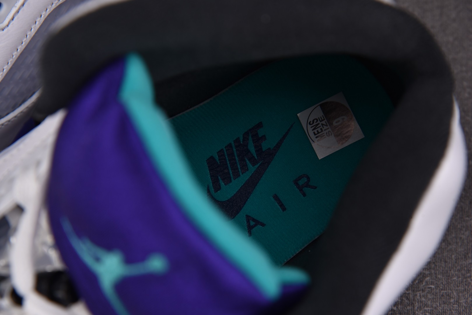 AJ5白紫 尺码40-47.5

纯原版出品-Air Jordan 5 Retro 2025 Grape