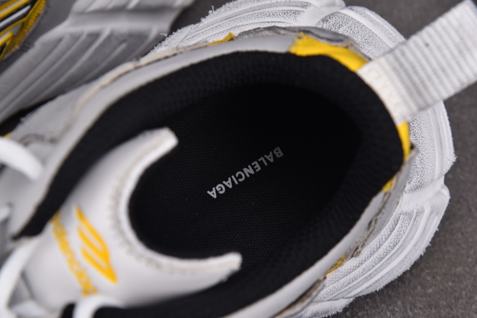巴黎 尺码36-45 偏大1码

纯原版出品-Balenciaga Monday Yellow 灰黄 Y