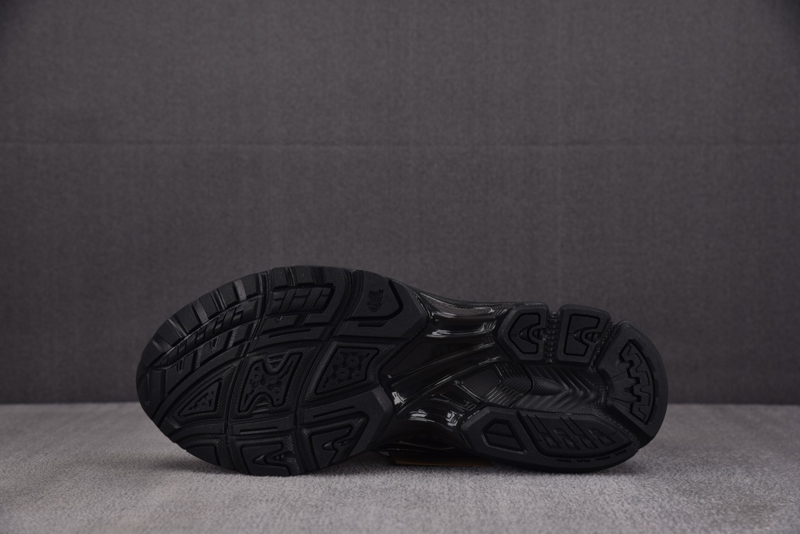 Asics 尺码36-47

纯原版出品-Asics Gel Kayano 14 Black Pure 