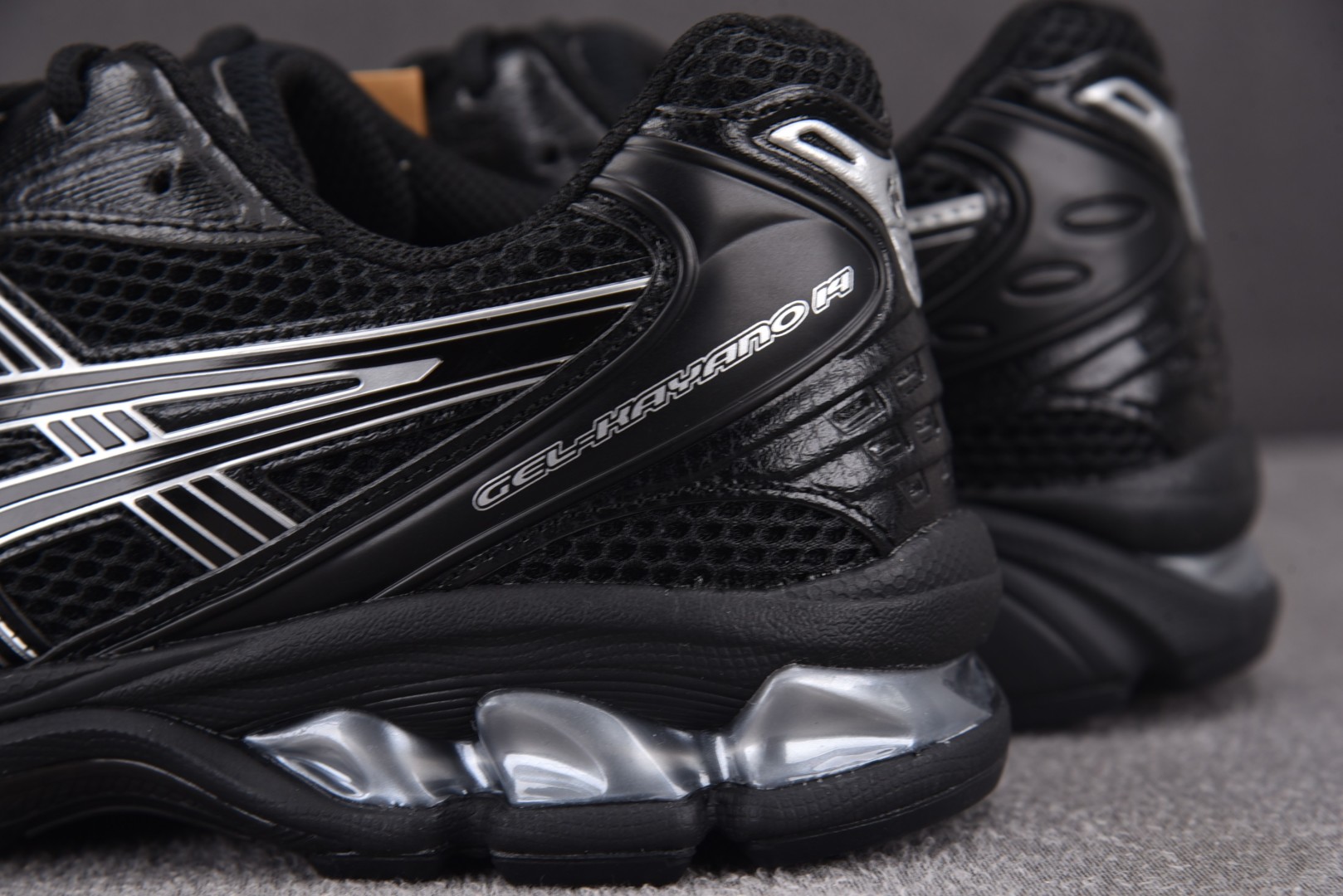 Asics 尺码36-47

纯原版出品-Asics Gel Kayano 14 Black Pure 