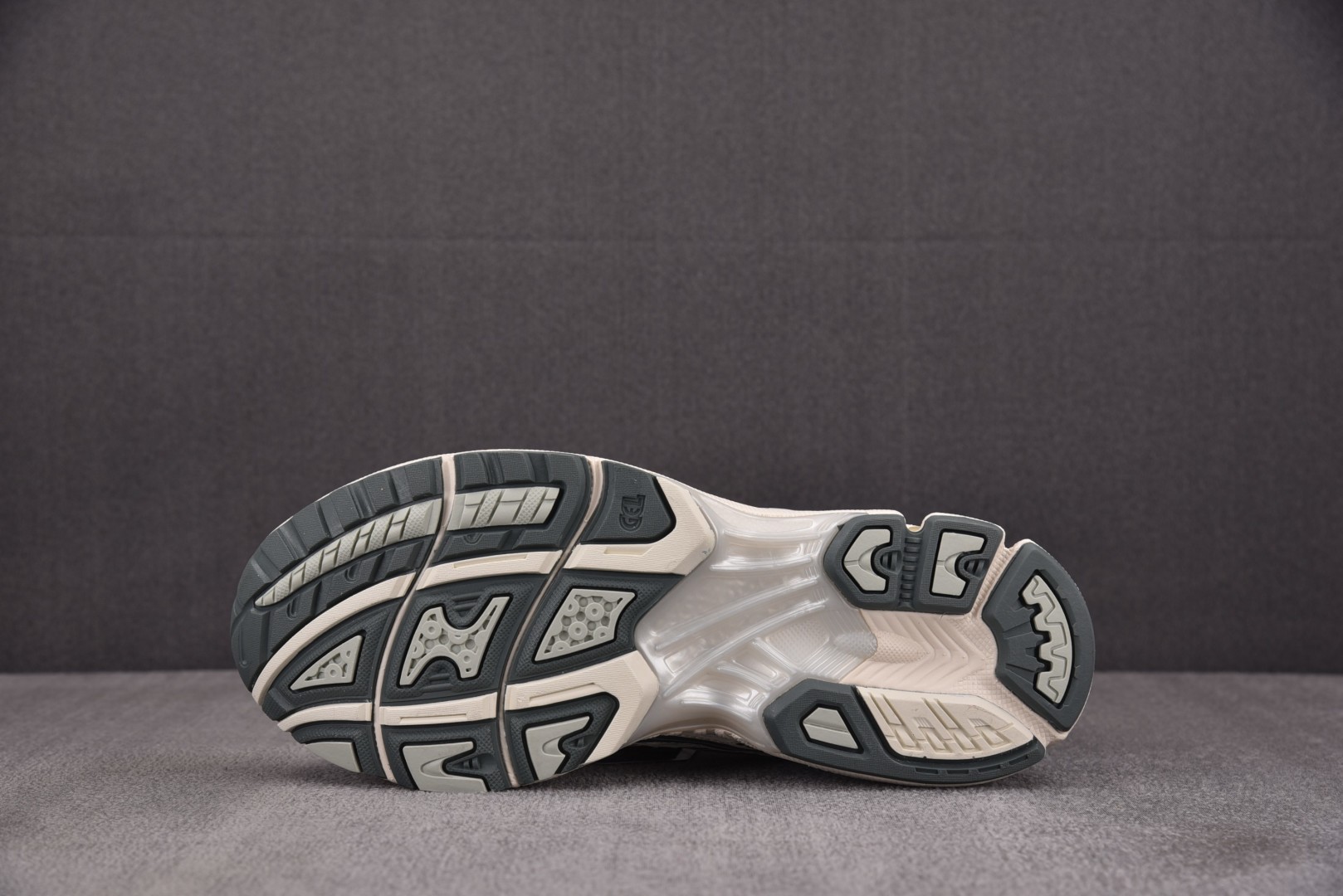 Asics 尺码36-47

纯原版出品-ASICS Gel-Kayano 14 Birch Dark 