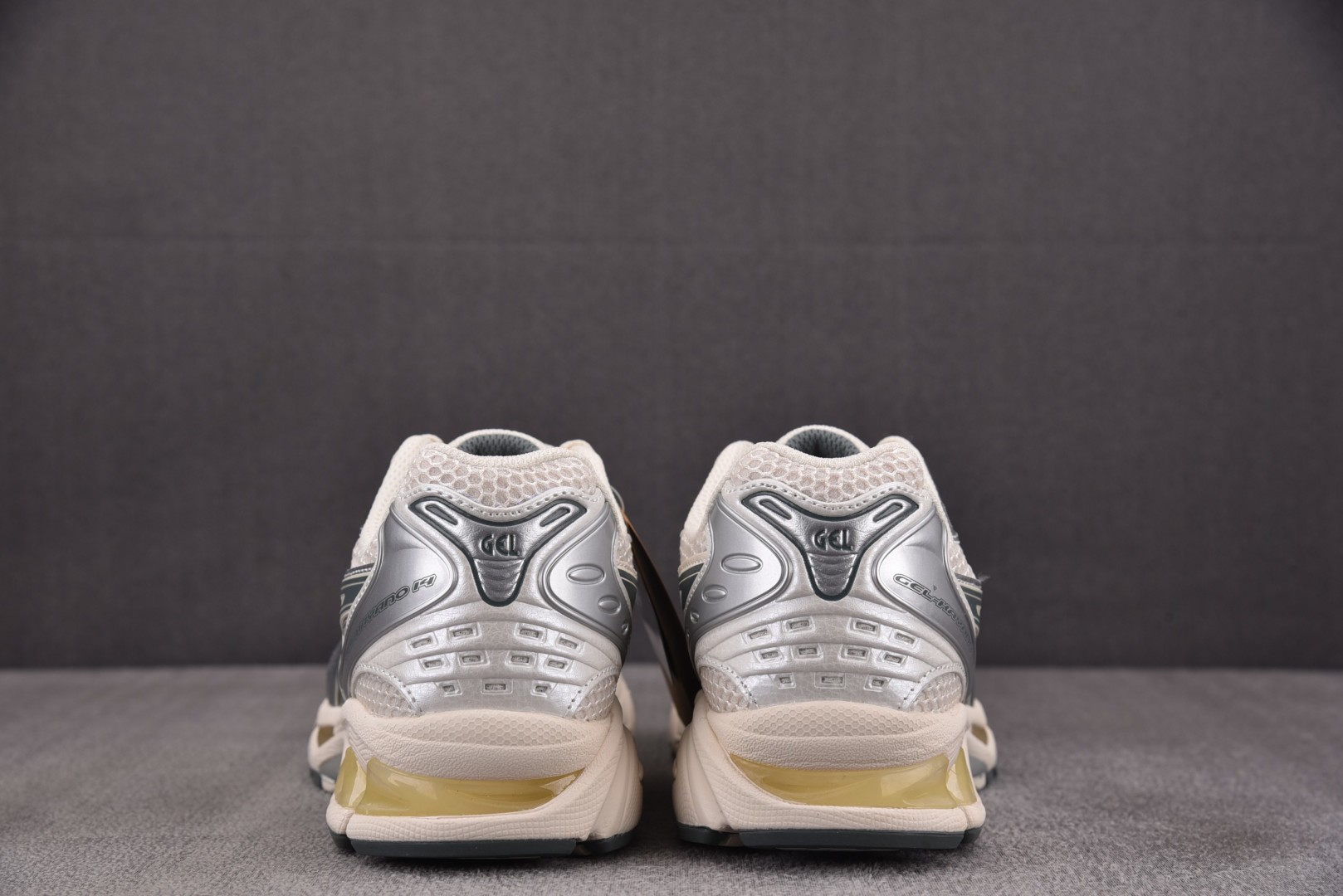 Asics 尺码36-47

纯原版出品-ASICS Gel-Kayano 14 Birch Dark 