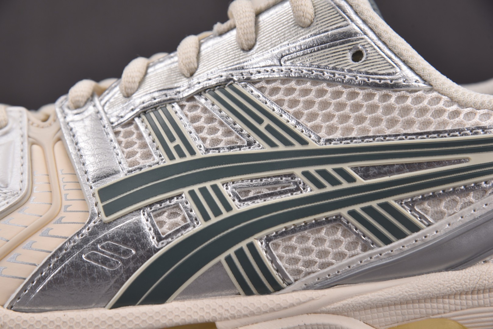Asics 尺码36-47

纯原版出品-ASICS Gel-Kayano 14 Birch Dark 