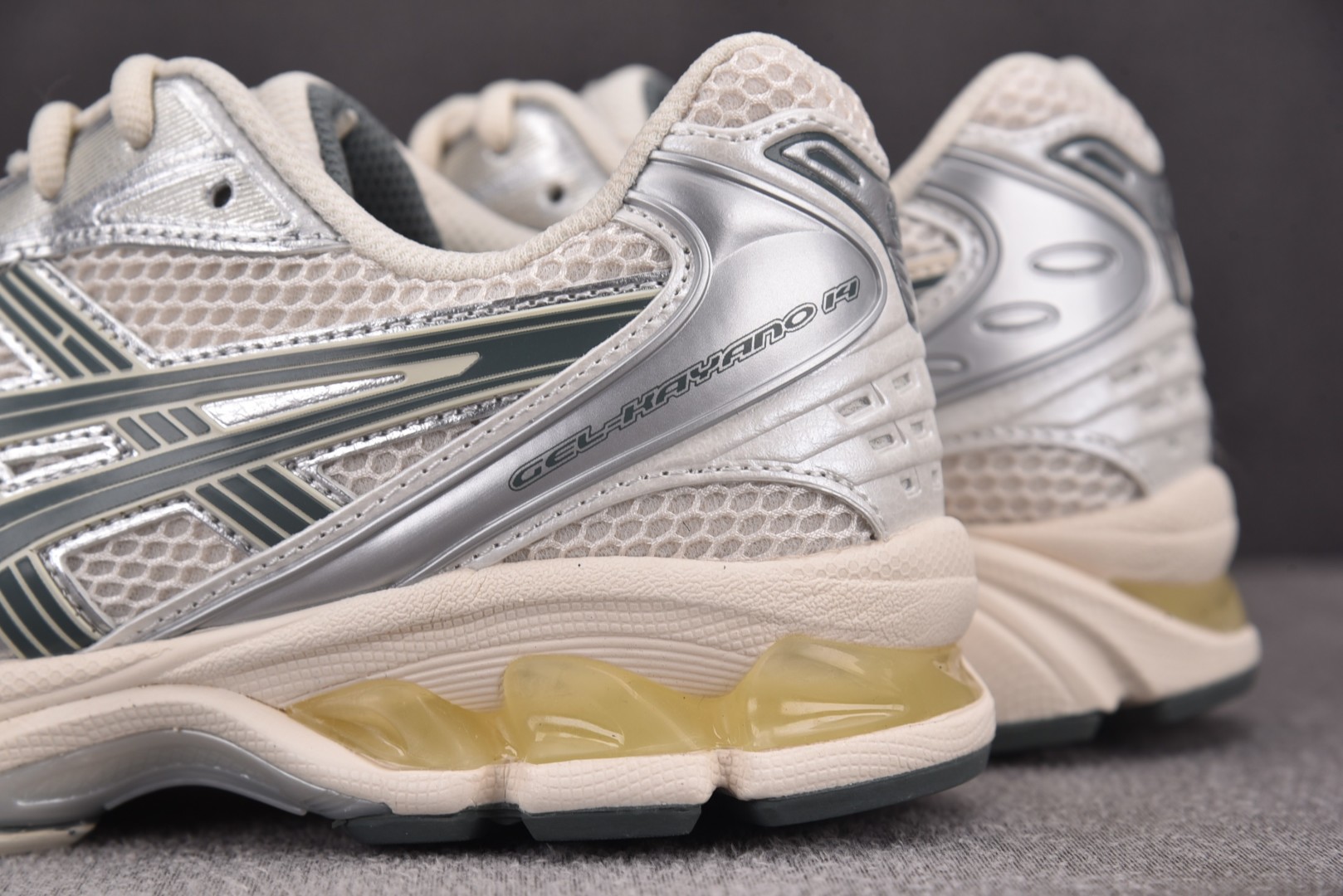 Asics 尺码36-47

纯原版出品-ASICS Gel-Kayano 14 Birch Dark 