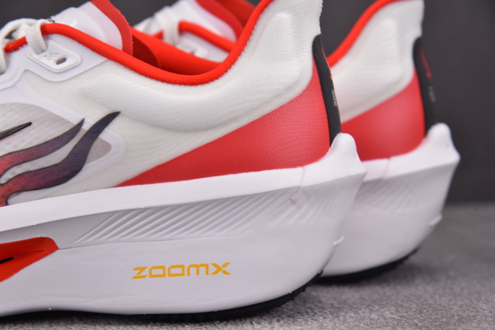 Zoom 尺码36-46

纯原版出品-Zoom Fly 6 Ekiden Pack 火焰红白 HQ34
