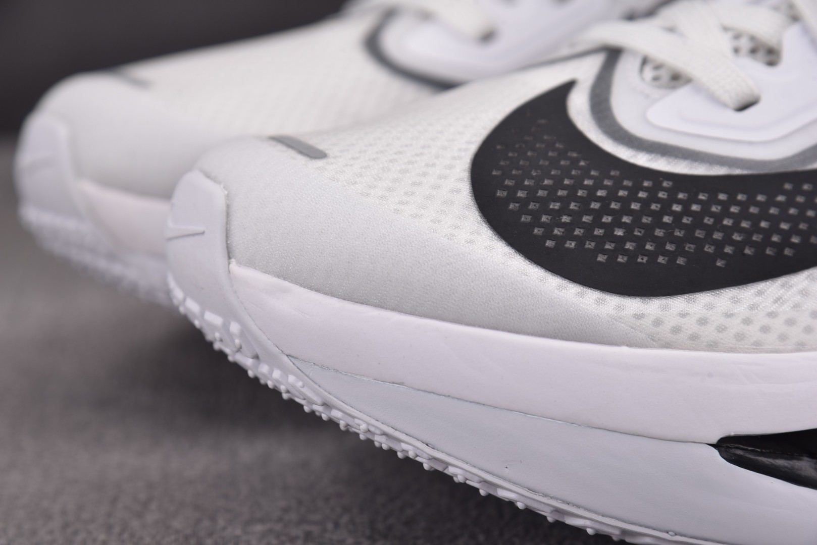 Zoom 尺码36-46

纯原版出品-Zoom Fly 6 White Smoke Grey 白烟灰 