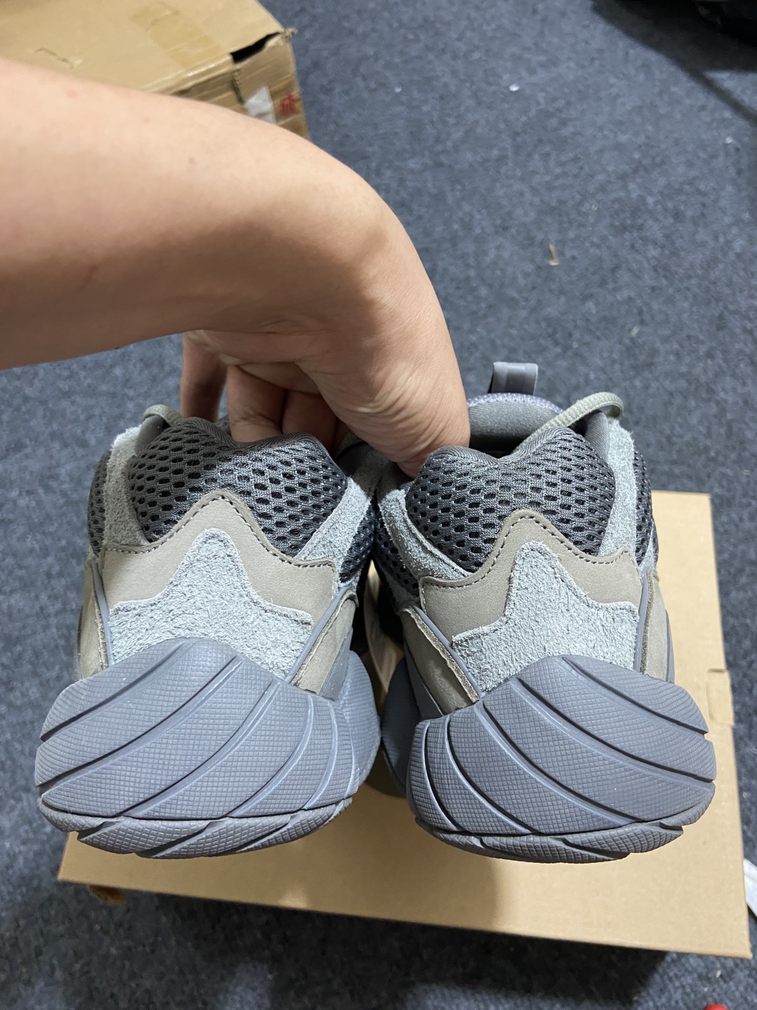 
【纯原版本】Yeezy 500 Desert Rat 大地灰 GW6373 
随意秒杀各种市面伪纯原 