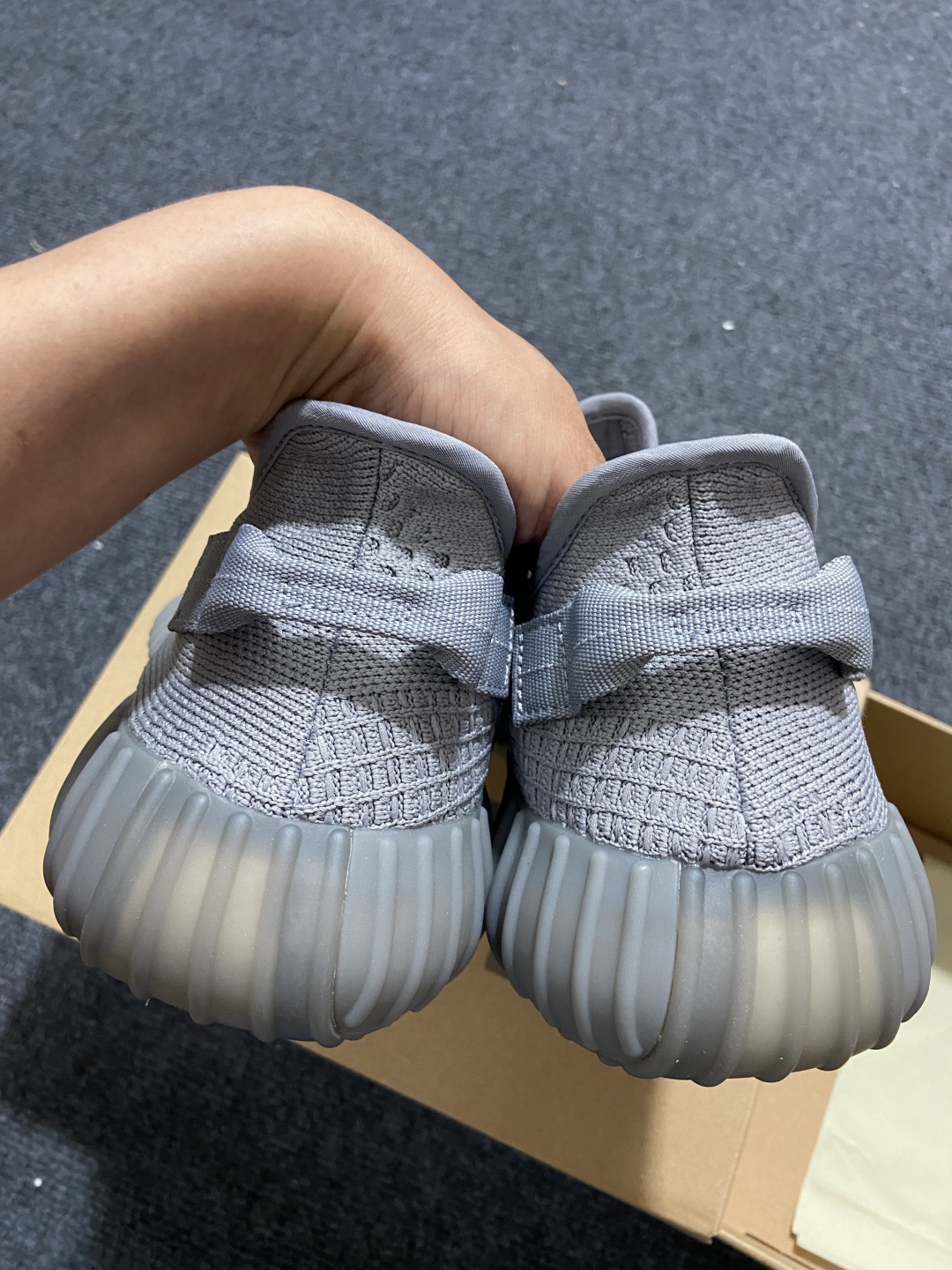 Yeezy烟灰 鞋码36-46

纯原版出品-Yeezy350 V2 烟灰色 IF3219