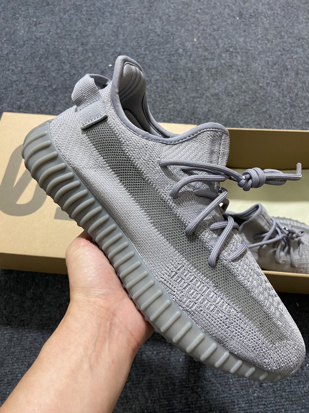 Yeezy烟灰 鞋码36-46

纯原版出品-Yeezy350 V2 烟灰色 IF3219